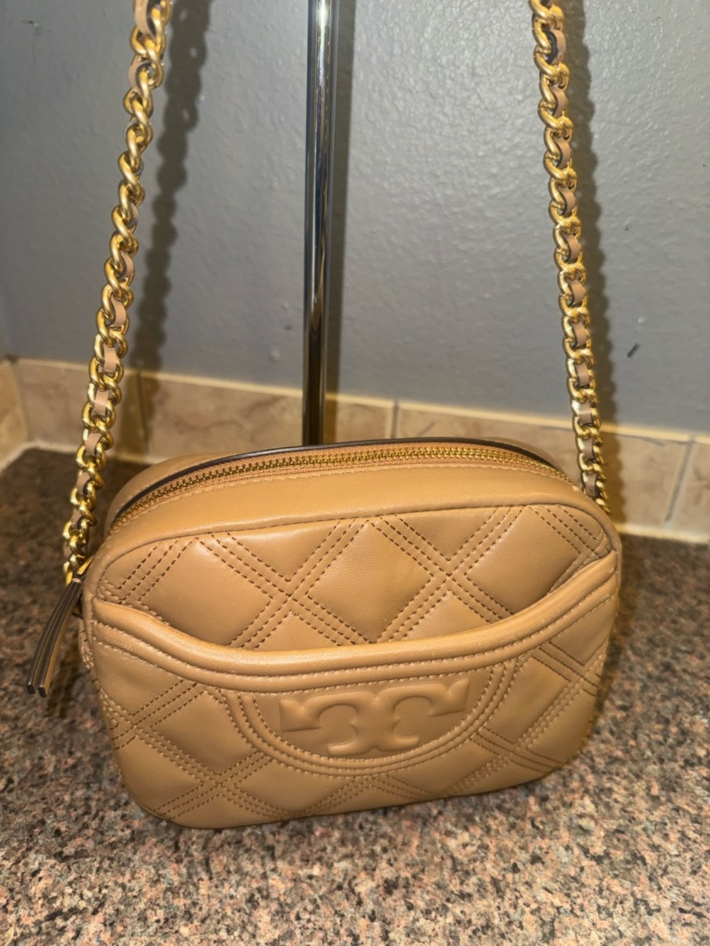 🔥Tory Burch Quilted Camel Leather Crossbody with Gold Chain like new 🔥